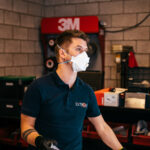 Cédric, expert Extrom Liège, portant un masque de protection en démonstration dans le showroom.